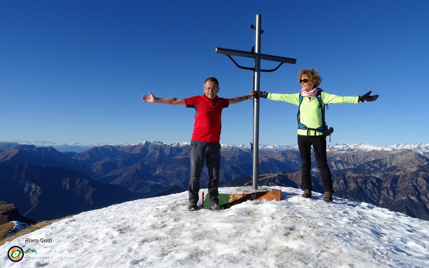 55 Alla nuova croce di vetta di Cima Menna (2300 m).JPG -                                